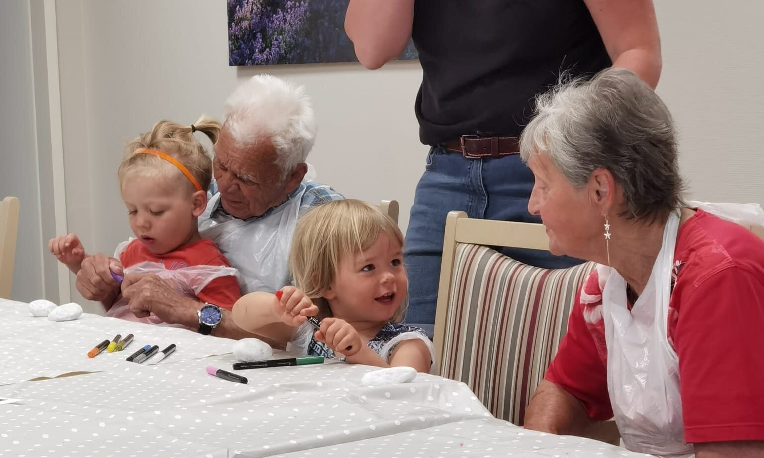 Kindergartenkinder mit Senioren