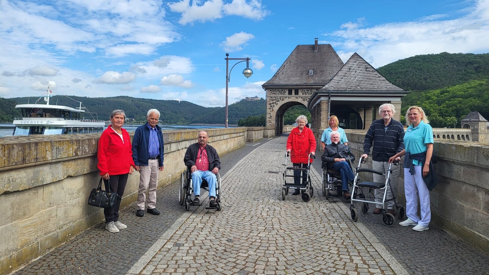 Bewohner beim Ausflug auf der Sperrmauer am Edersee