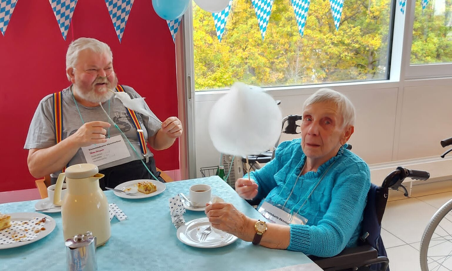 Bewohner bei Kaffee und Kuchen