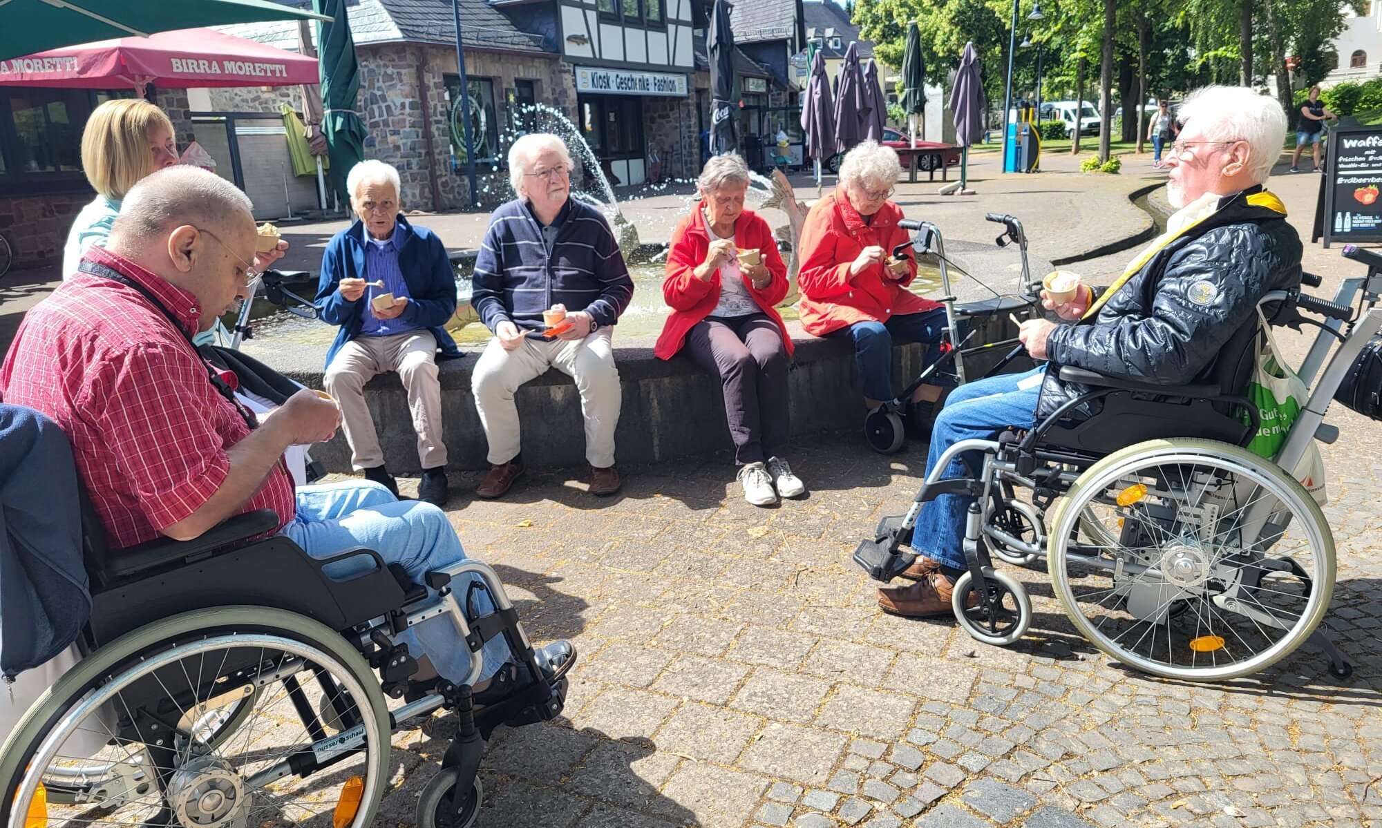 Bewohner beim Eis essen