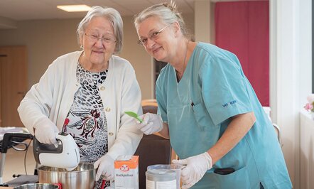 Kuchen backen im Seniorenheim